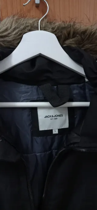 Chaqueta con capucha para hombres