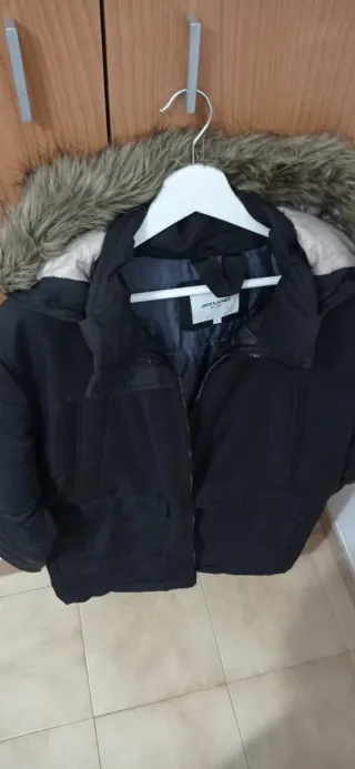 Chaqueta con capucha para hombres