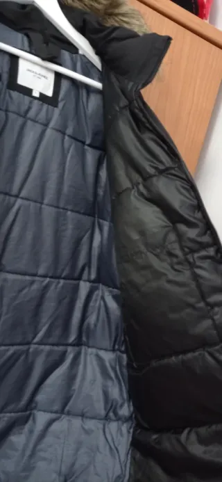 Chaqueta con capucha para hombres