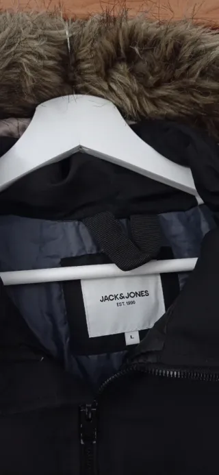 Chaqueta con capucha para hombres