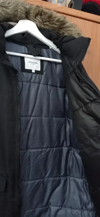 Chaqueta con capucha para hombres