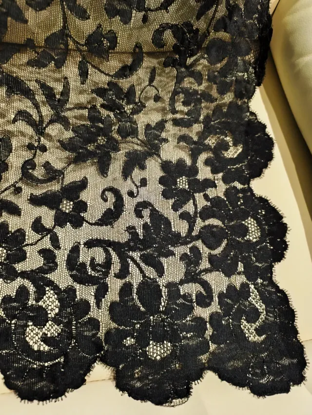 Mantilla de blonda negra