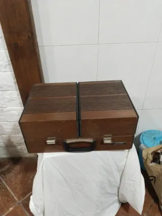 Tocadiscos antiguo de madera