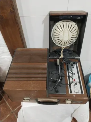 Tocadiscos antiguo de madera