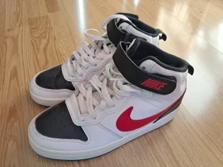 Zapatillas Nike Blancas y Rojas