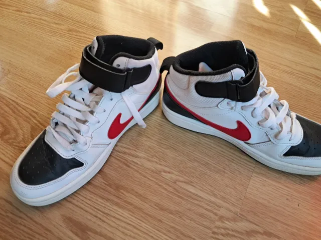 Zapatillas Nike Blancas y Rojas