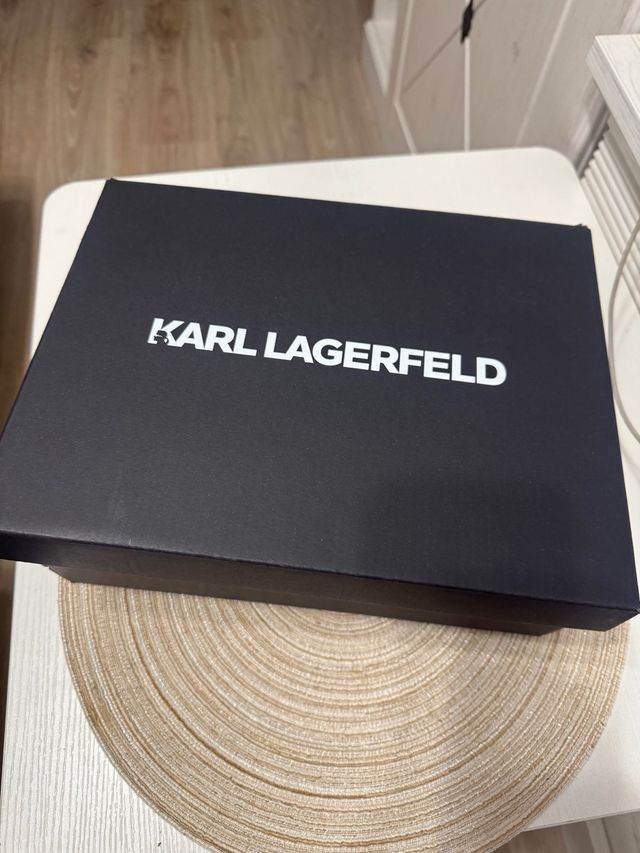 Caja Karl Lagerfield vacía
