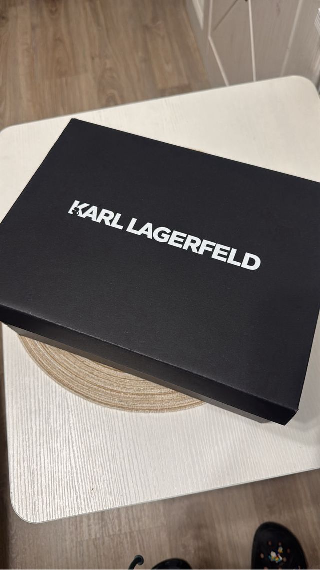 Caja Karl Lagerfield vacía