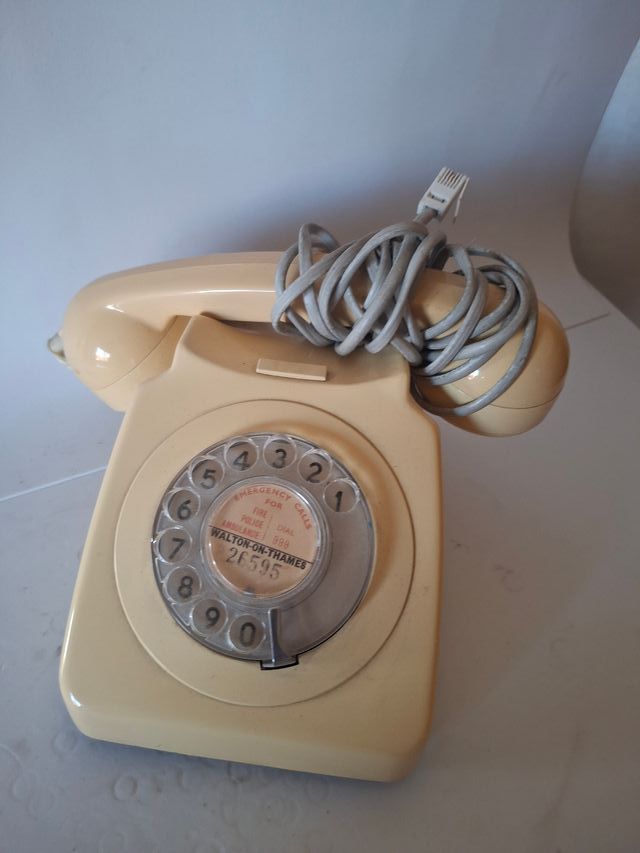teléfono antiguo de disco británico modelo GPO 746