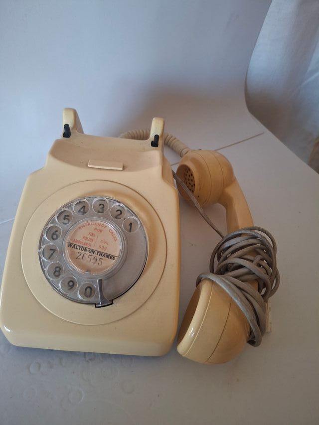 teléfono antiguo de disco británico modelo GPO 746