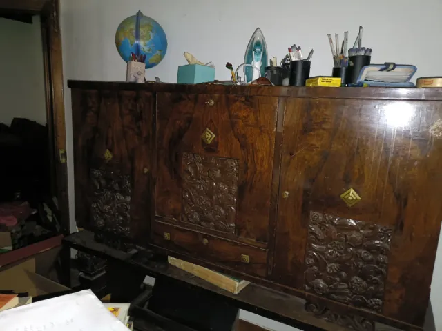 Aparador de madera con bar