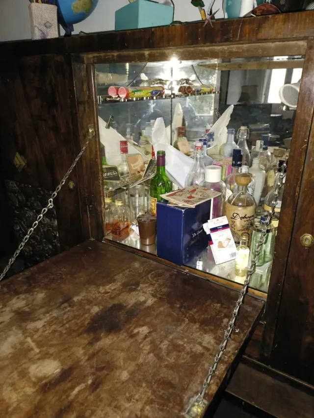 Aparador de madera con bar