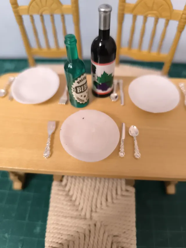 Mobili in miniatura per casa delle bambole Magda