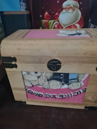 Arcón de madera con bolso y peluche bolso