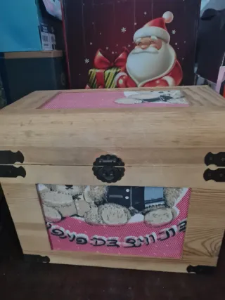 Arcón de madera con bolso y peluche bolso