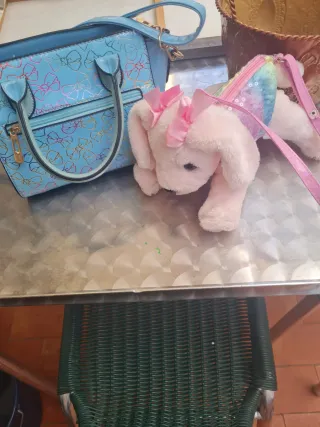 Arcón de madera con bolso y peluche bolso