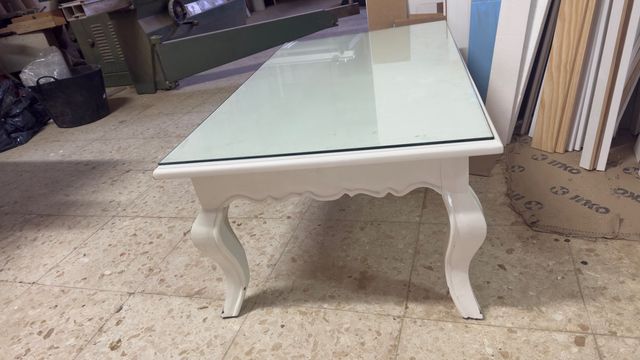 Mesa baja blanca con tapa de cristal