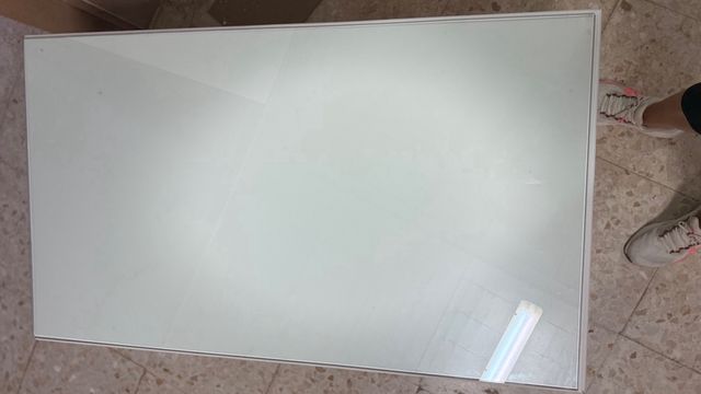 Mesa baja blanca con tapa de cristal