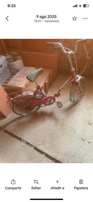 Bicicleta plegable roja antigua