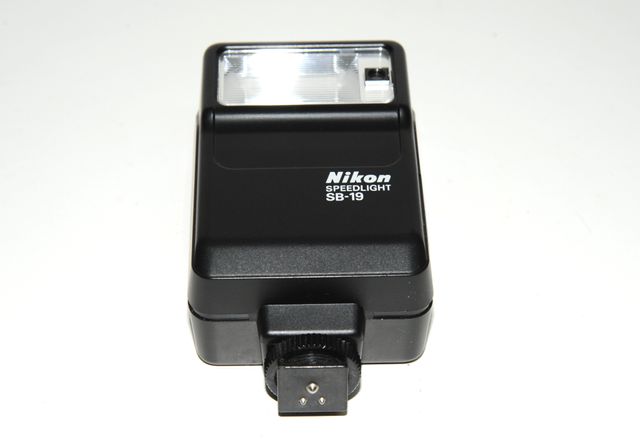 Flash Nikon SB-19 y funda. Muy buen estado