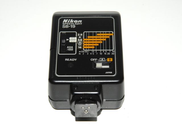 Flash Nikon SB-19 y funda. Muy buen estado