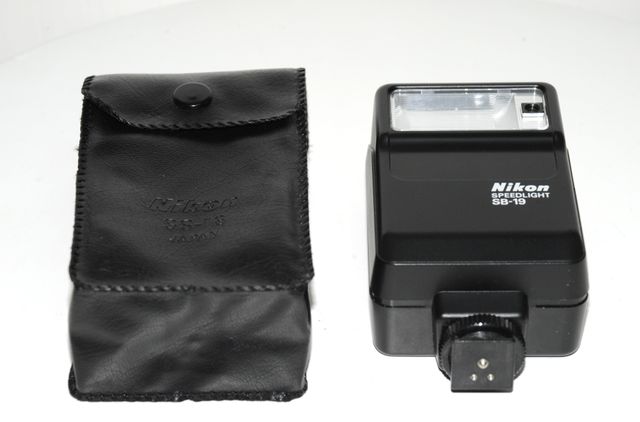 Flash Nikon SB-19 y funda. Muy buen estado