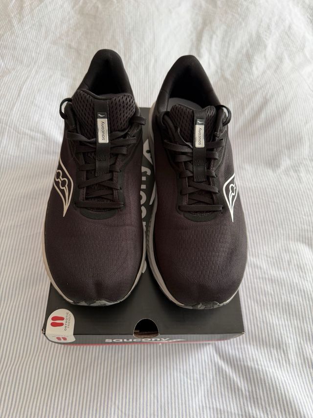 Zapatillas Saucony Negras y Blancas