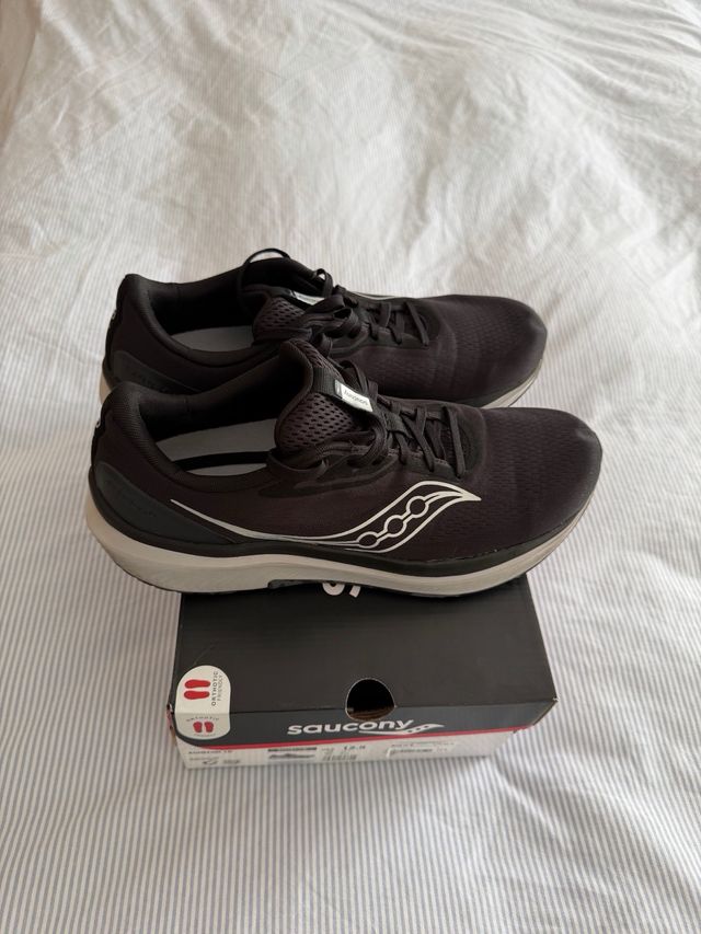 Zapatillas Saucony Negras y Blancas