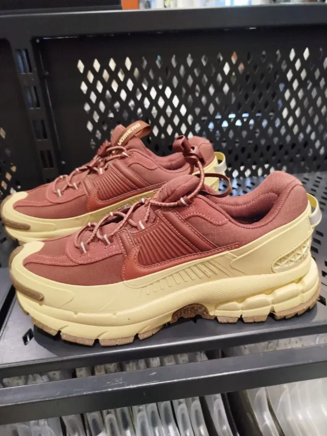 Nike Zoom Vomero Roam Rojo/Amarillo