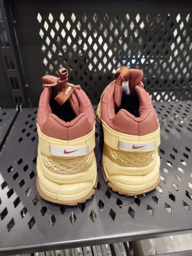 Nike Zoom Vomero Roam Rojo/Amarillo