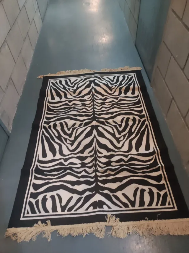 Alfombra diseño cebra blanco y negro