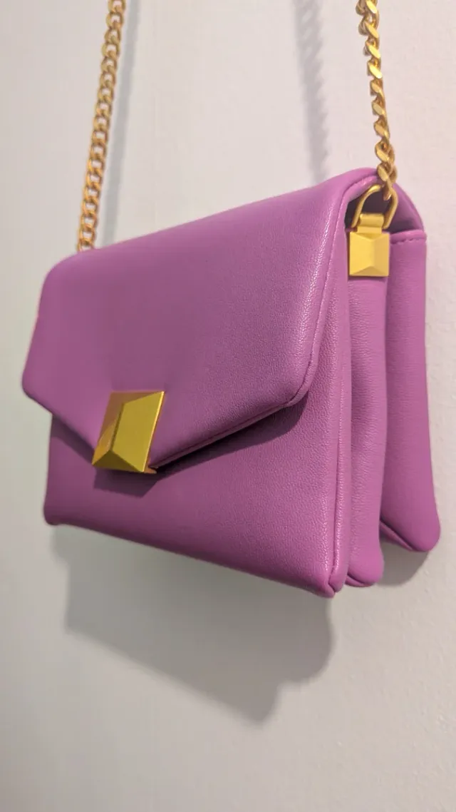 Bolso cadena morado y dorado