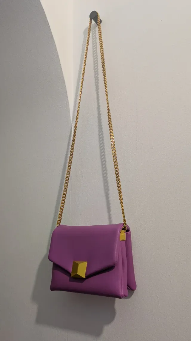 Bolso cadena morado y dorado