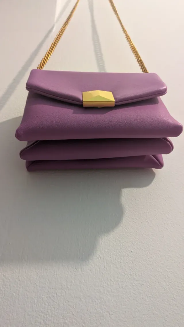 Bolso cadena morado y dorado