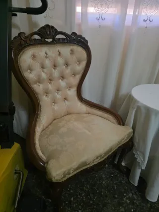 Butacas de terciopelo y madera