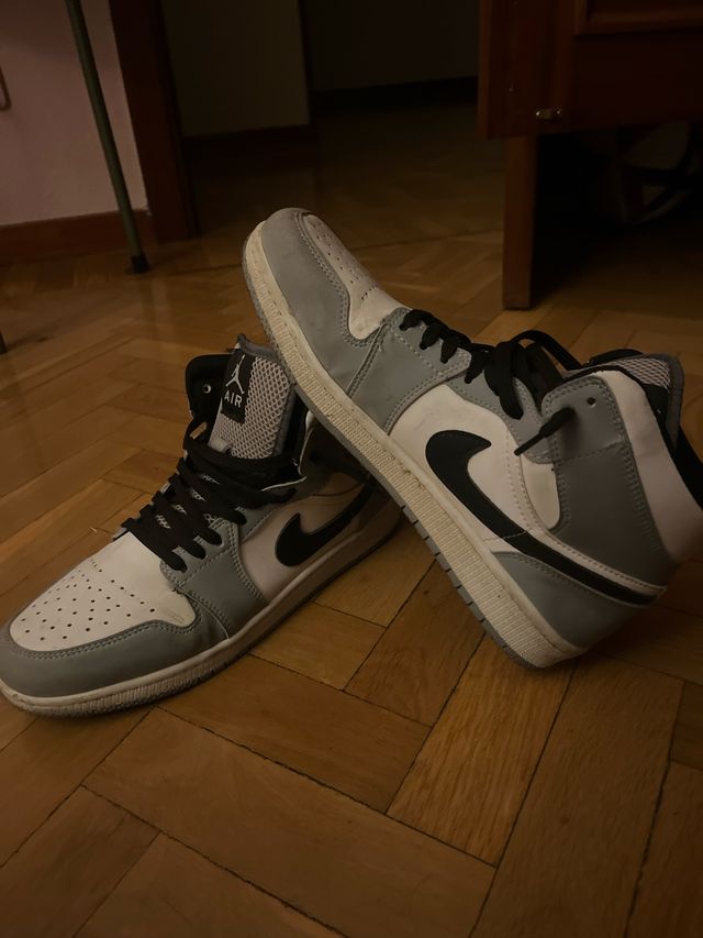 Jordan 1 Mid Gris y Blanco