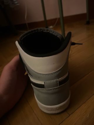 Jordan 1 Mid Gris y Blanco
