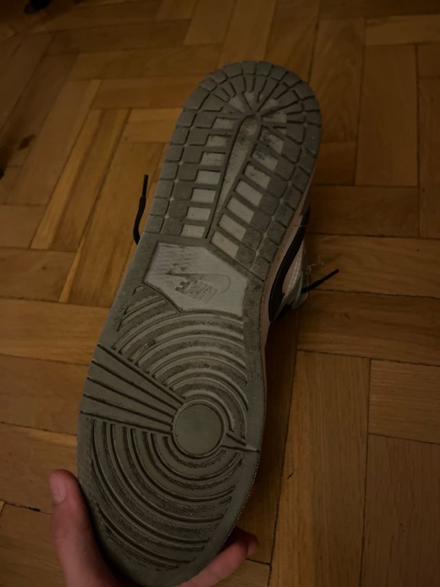 Jordan 1 Mid Gris y Blanco