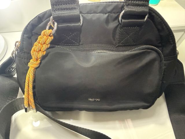 Bolso negro con detalle naranja