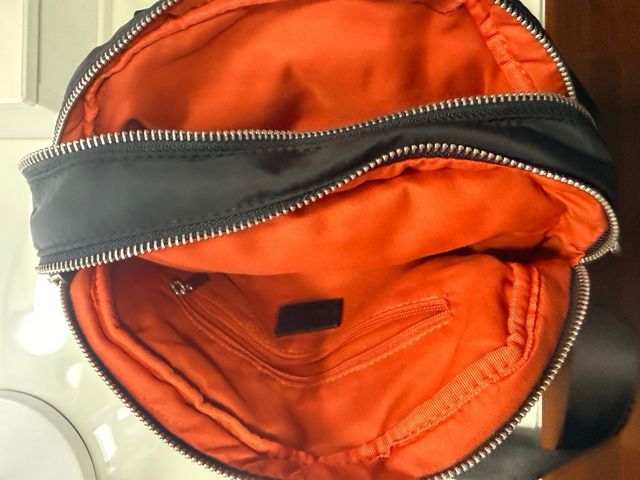 Bolso negro con detalle naranja