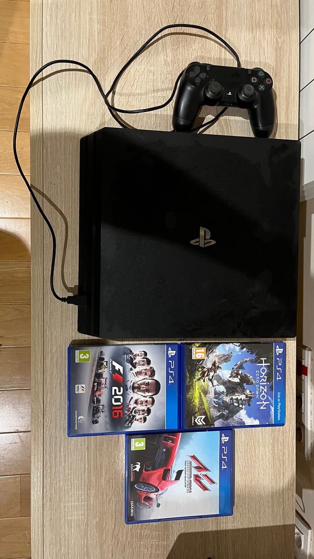 PS4 (PlayStation 4) Negra + 3 Juegos