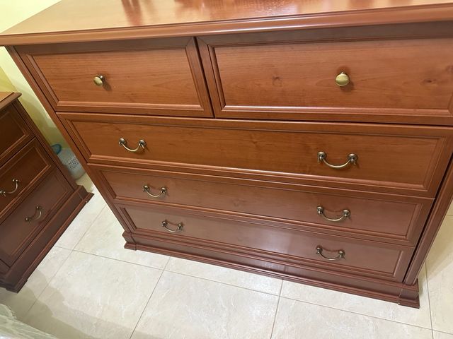 Cómoda de madera con cajones