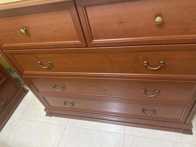 Cómoda de madera con cajones