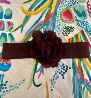 Cintura elasticizzata con fiore marrone