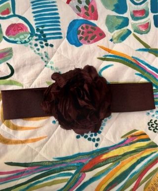Cintura elasticizzata con fiore marrone