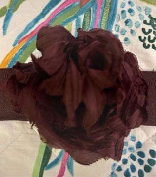 Cintura elasticizzata con fiore marrone