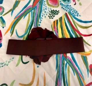 Cintura elasticizzata con fiore marrone