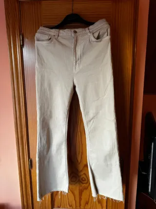 Pantalón beige Stradivarius