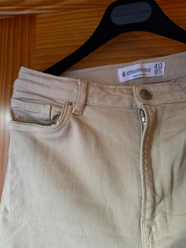 Pantalón beige Stradivarius