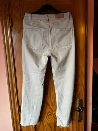 Pantalón beige Stradivarius